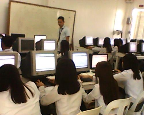 Mr. Bulaon, Technical Services Librarian, giving the Infotrac training to Education students.