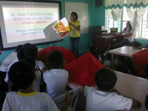 Ms. Ana Ejurango, telling the story of Ang Kamatis ni Peles to Grade 2 pupils.